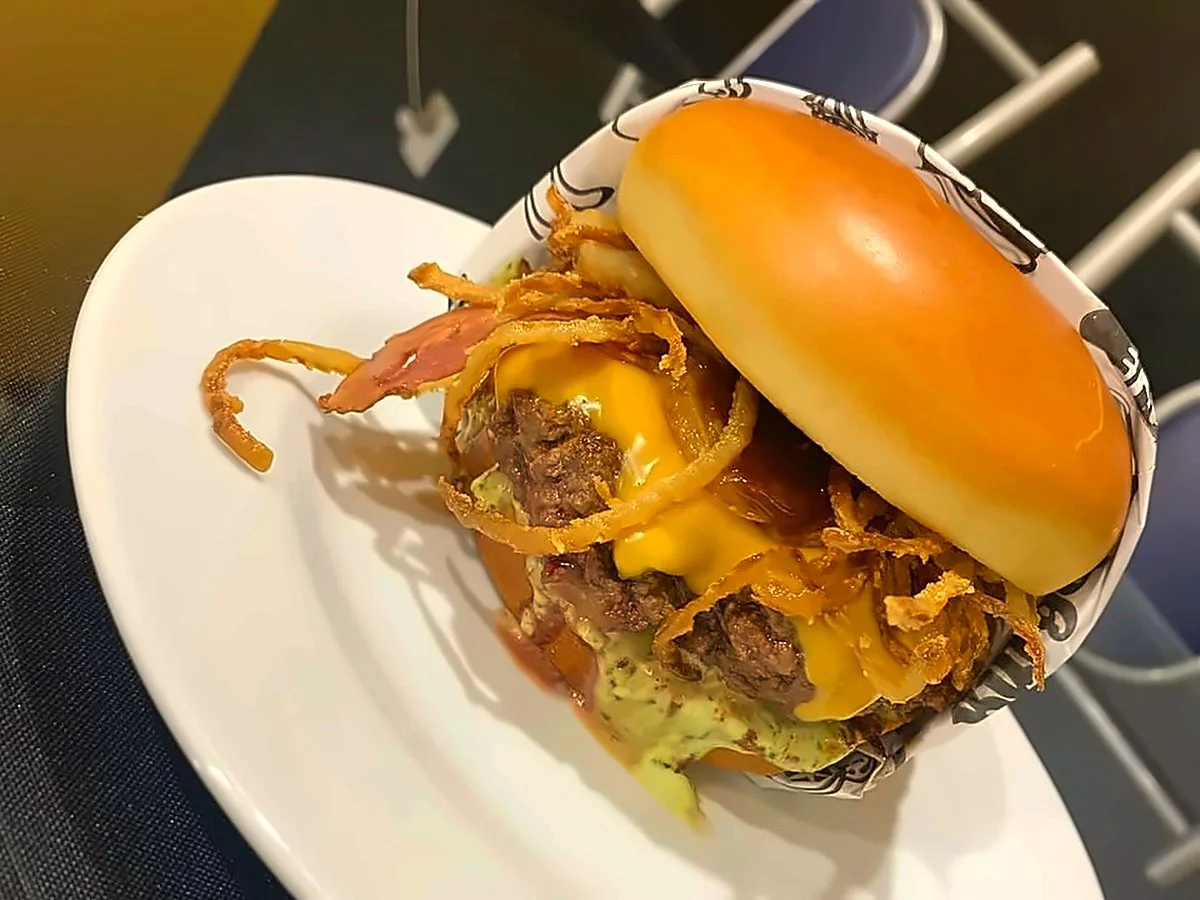 Burger artesanal e xis à noite