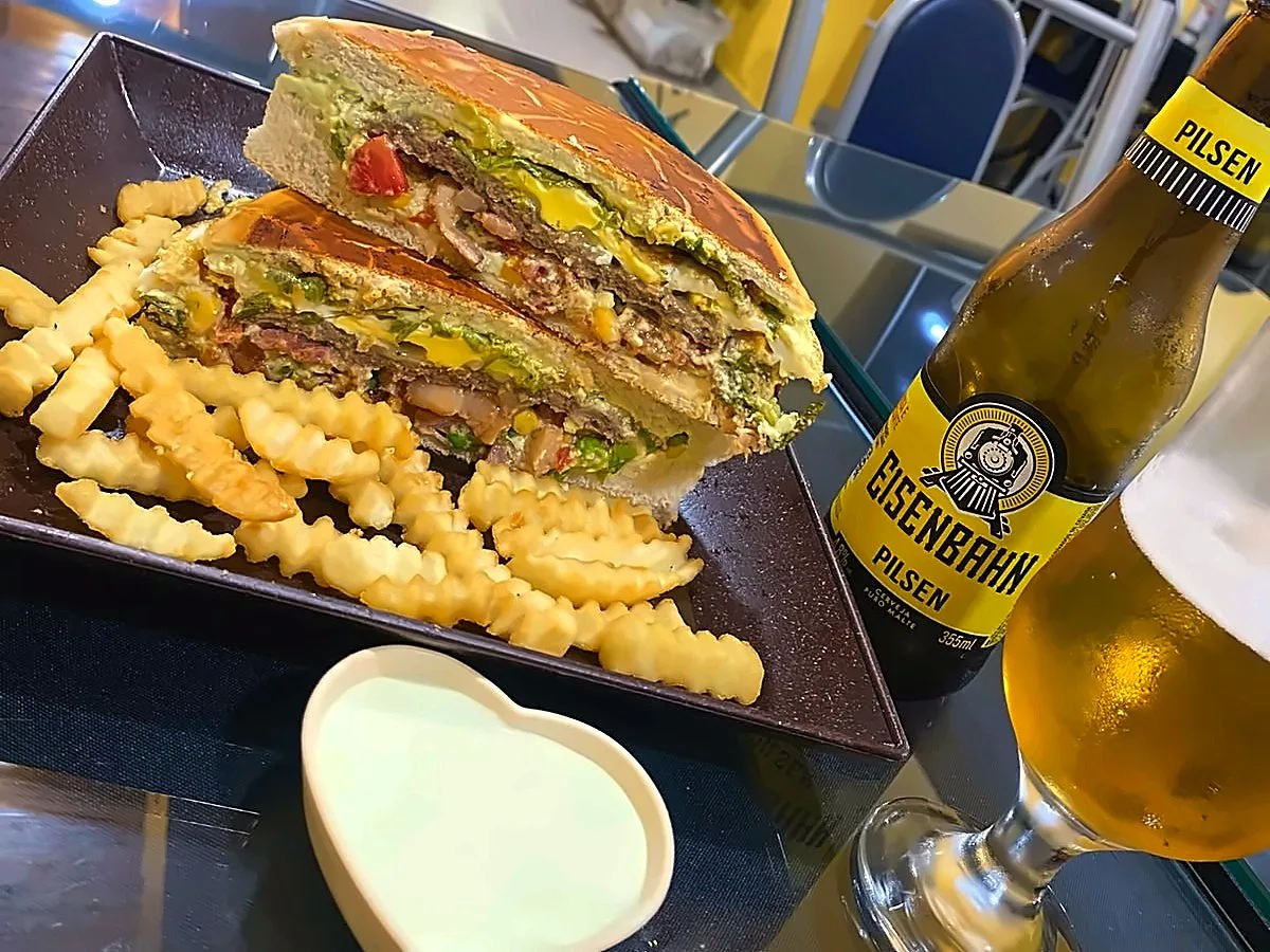 Xis gaúcho cortado ao meio